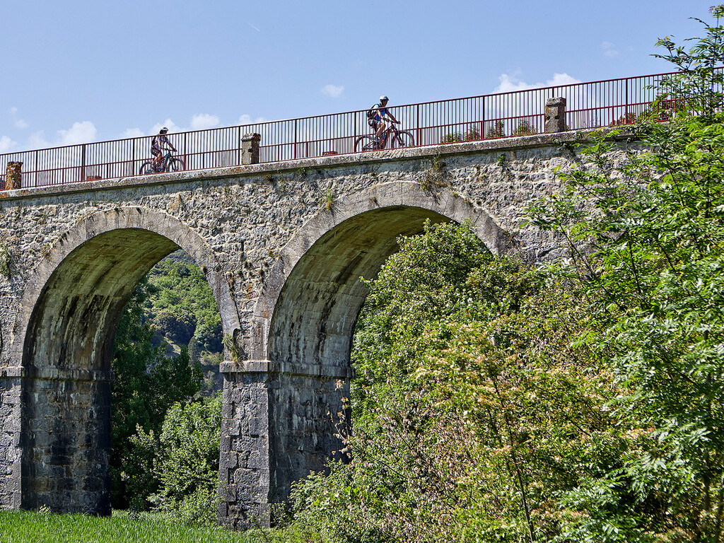 Entre robles y hayas, esta vía verde que une Navarra y Guipúzcoa es perfecta para todos los públicos y pasa por uno de los viaductos más espectaculares del norte