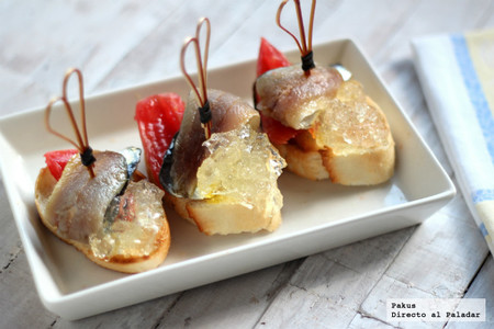 Sardinas ahumadas con tomate y su gelatina. Receta de aperitivo