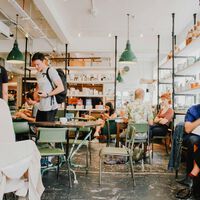 En Vigo los hosteleros han decidido que ya vale de ocupar mesas para tomarte solo un café. Solución: consumición mínima