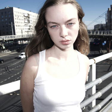 Existe una muestra más de que la Generación Z se siente miserable: han cambiado su curva de la felicidad por una línea recta