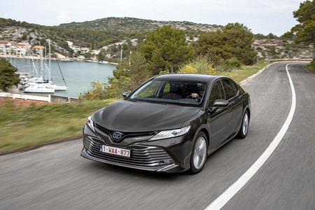 El Toyota Camry hybrid llega a España: una interesante berlina híbrida de 218 CV, desde 32.300 euros