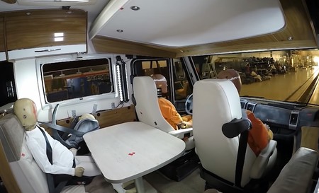 Así de espeluznante es un choque frontal a 90 km/h en una autocaravana... en vídeo y desde dentro