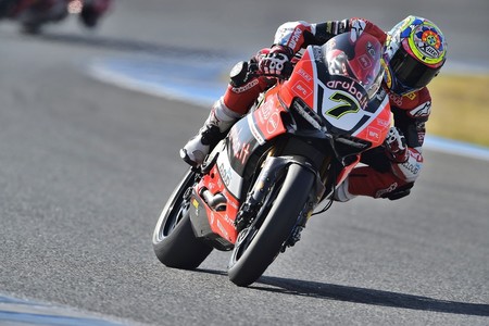 Chaz Davies derrota a Tom Sykes y a Jonathan Rea en la primera carrera de Jerez