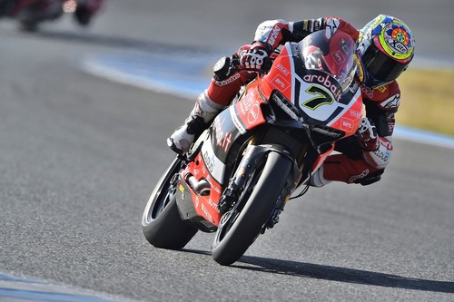 Chaz Davies derrota a Tom Sykes y a Jonathan Rea en la primera carrera de Jerez 