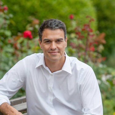 Pedro Sánchez, en 2014: "Cuando era pequeño, mis abuelos vivían en Aluche, y cuando mis padres estaban trabajando, yo les acompañaba a la escuela de mayores para aprender a leer y escribir" 