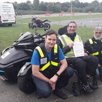 Un accidente en moto le dejó en silla de ruedas. Pero su sueño seguía siguiendo montar  y lo ha conseguido gracias a este artilugio 