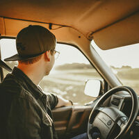 Europa ha impuesto el coche eléctrico para 2035 y hasta las marcas están pidiendo tiempo muerto, pero qué pasa con los que no podemos pagar lo que cuesta un coche nuevo