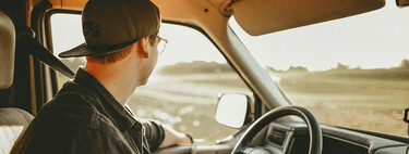 Europa ha impuesto el coche eléctrico para 2035 y hasta las marcas están pidiendo tiempo muerto, pero qué pasa con los que no podemos pagar lo que cuesta un coche nuevo