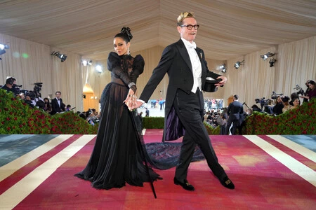 Hamish Bowles se enfunda en un clásico look (con bombín incluído) para la MET Gala de este año