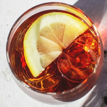 Un vermú alicantino macerado en barricas con 60 años de solera, perfecto para acompañar un aperitivo a base de marisco 