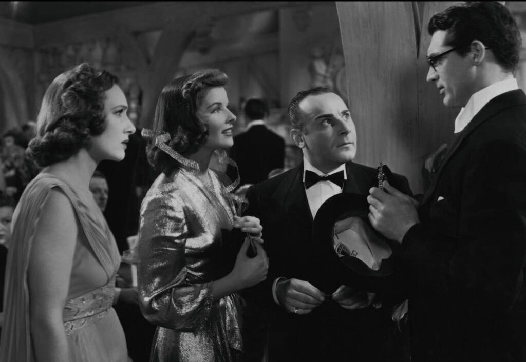 He visto varias veces 'La fiera de mi niña' y no me canso de ella. La química entre Cary Grant y Katharine Hepburn desprende la magia del mejor cine clásico