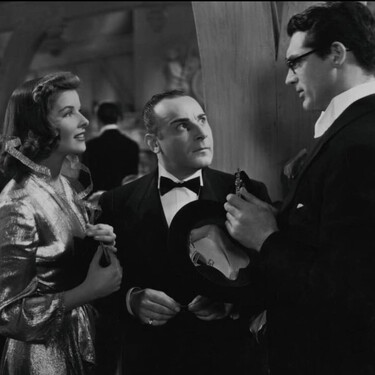 He visto varias veces 'La fiera de mi niña' y no me canso de ella. La química entre Cary Grant y Katharine Hepburn desprende la magia del mejor cine clásico