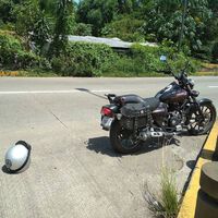 Si ves un trapo amarillo colgado de una moto, ten cuidado. Un motero te está haciendo una señal de advertencia 