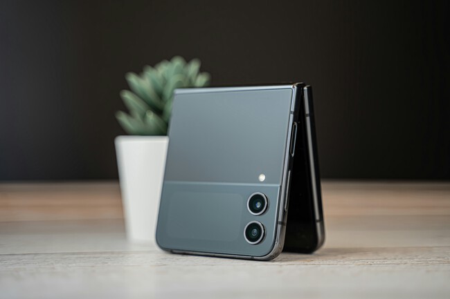 Movil Plegable Sobre Una Mesa