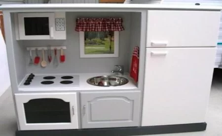 Un mueble de televisor convertido en cocina de juguete
