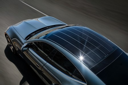¿Está unido el futuro del coche eléctrico a los paneles solares? Panasonic trabaja para ello