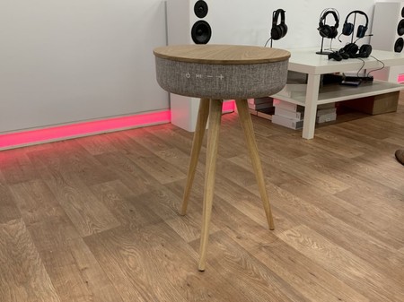 Esta mesita para el café esconde en su interior un altavoz inalámbrico multidireccional