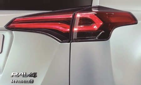 El Toyota RAV4 Hybrid llegará para hacer frente al Mitsubishi Outlander PHEV
