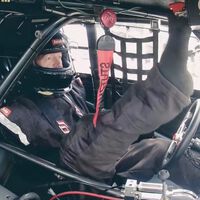 El ‘arquero sin brazos’ ya vuela: Matt Stutzman rompe la barrera de los 345 km/h conduciendo su Camaro de más de 3.000 CV solo con los pies