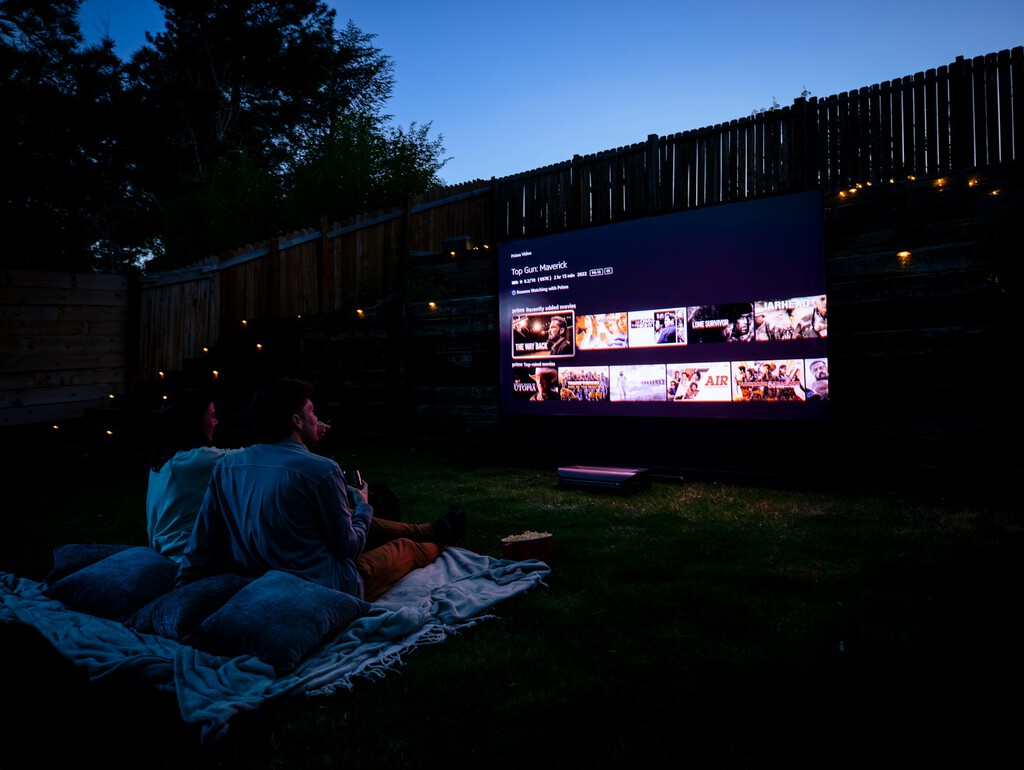 Qué HDMI inalámbrico comprar por menos de 100 euros: los mejores modelos para montarte un cine de verano en la terraza 