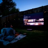 Qué HDMI inalámbrico comprar por menos de 100 euros: los mejores modelos para montarte un cine de verano en la terraza 