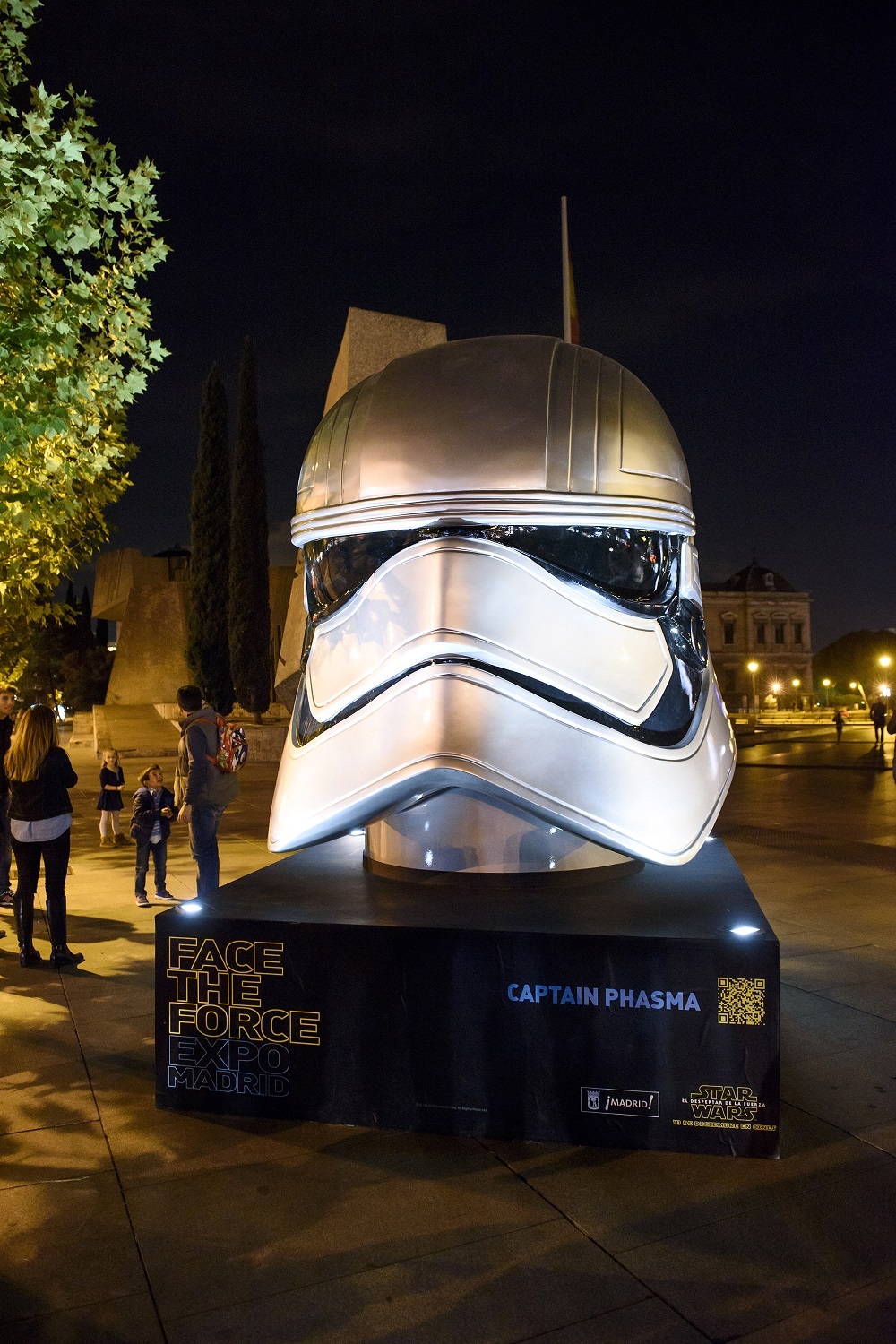 Foto de Los cascos gigantes de Stars Wars de Madrid (9/12)