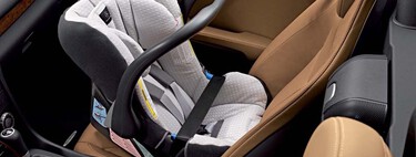 ¿Puedo llevar una sillita de bebé en el asiento de delante? Esto es lo que dice la DGT