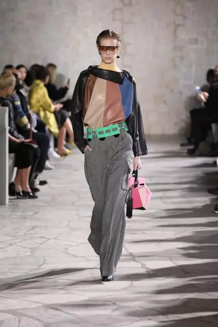 Jonathan Anderson nos trae una mujer futurista en su segunda colección para Loewe