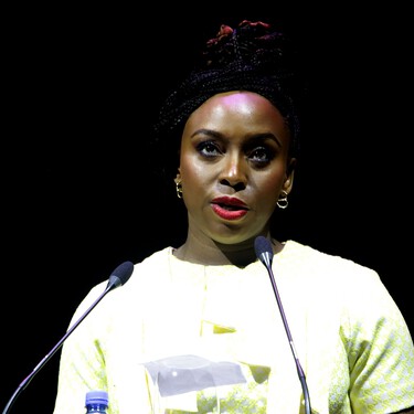 La frase de Chimamanda Ngozi Adichie que explica por qué todos interpretamos un papel: "El problema del género es que prescribe cómo debemos ser..." 
