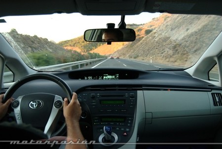 Por la autopista con un Prius