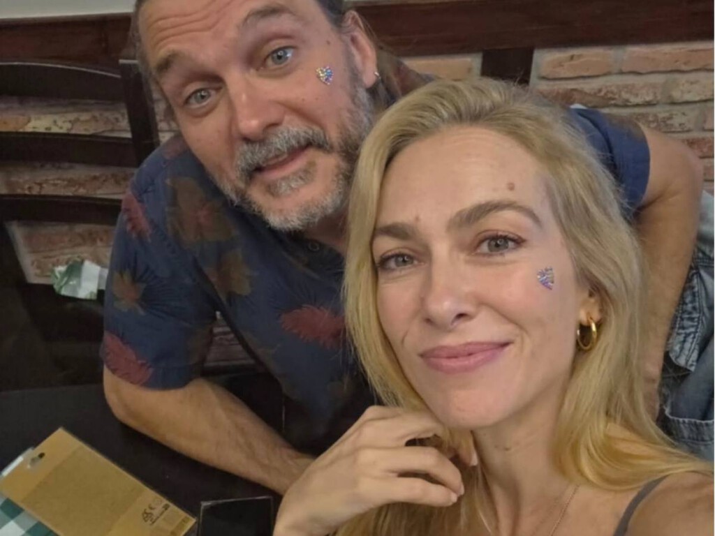 Así es el hogar de Salva Reina y Kira Miró: una atrevida cocina, bonita chimenea y una codiciada obra de arte