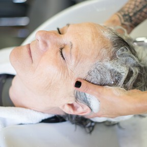 Ana Escudero, peluquera: "Una integración de canas sí se puede hacer en un pelo teñido pero no se puede hacer en cualquier tipo de cabello"