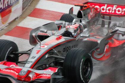 Alonso bajo la lluvia