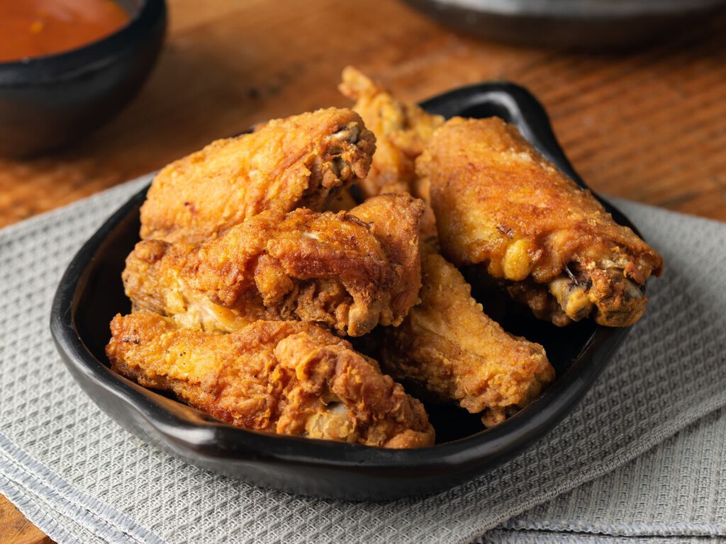 Lograr un pollo rebozado súper crujiente sin huevo es muy fácil si sustituyes la harina común por este otro ingrediente 