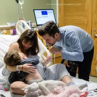 El bonito momento en que una madre hace una pausa en su trabajo de parto para amamantar a la mayor