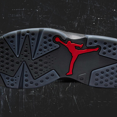 Nike pinta sus nuevas Jordan más modernas de negro carbón para llevar en tus looks con estilismo futurista esta temporada 