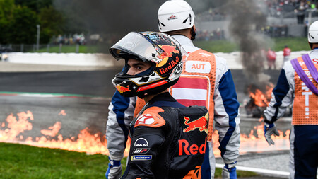Tremendo: la moto de Dani Pedrosa terminó en llamas en su regreso a MotoGP tras un accidente con Lorenzo Savadori