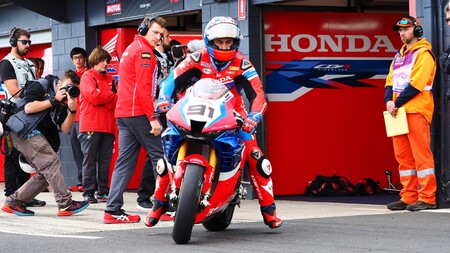 No quedan motos oficiales libres en Superbikes para 2021: Michael Ruben Rinaldi ficha por Ducati y Leon Haslam renueva con Honda
