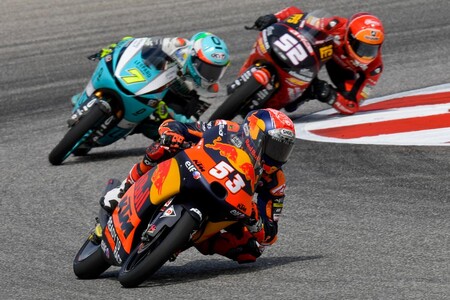 Deniz Öncü, sancionado sin correr en Misano y Portimao tras provocar un accidente que pudo ser fatal para Pedro Acosta