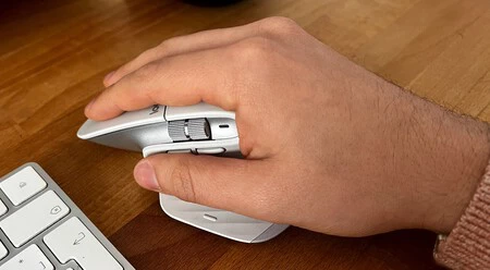 Magic Mouse で無意識に使っていた姿勢よりもはるかに良い姿勢になりました。