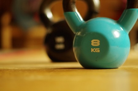 Kettlebells o mancuernas ¿qué ofrece más posibilidades para entrenar en casa?