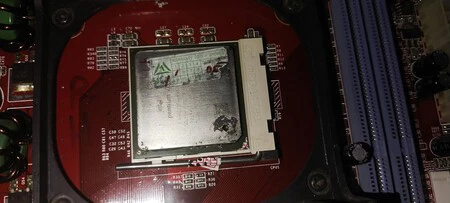 私のいとこが 2003 年に使用した PC で、彼は私にそれを直すのを手伝ってほしいと頼んだのです V0 Qzshtjt3ntbd1