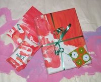 Envolver los regalos de Navidad con los dibujos de los niños