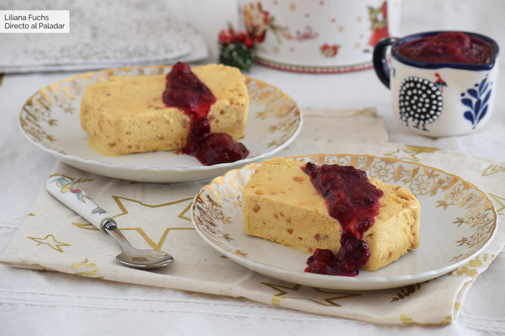 Biscuit de turrón con salsa de frutos rojos: una receta muy fácil para el postre de estas Navidades 