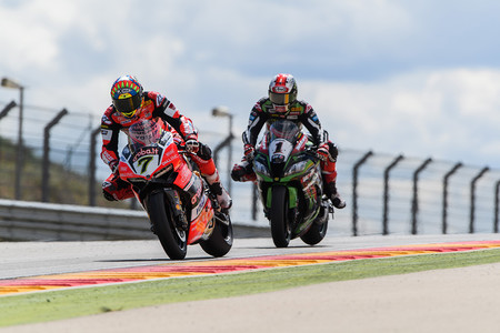 Chaz Davies gana la segunda carrera de Superbikes y humaniza a Jonathan Rea