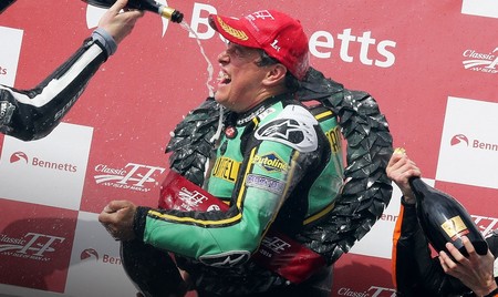 John McGuinness vuelve por todo lo alto a la competición venciendo en la Senior Classic TT