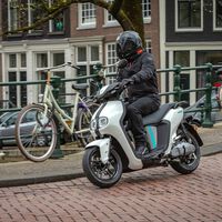 Barcelona tiene un plan para acabar con las motos de gasolina: darle 600 euros a todo el que la cambie por una eléctrica 