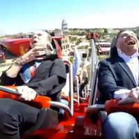 El primer plato para este tipo en Ferrari Land ha sido comerse un pájaro (con vídeo)