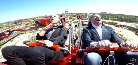 El primer plato para este tipo en Ferrari Land ha sido comerse un pájaro (con vídeo)