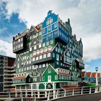 El hotel Amsterdam Zaandam, un alojamiento nada típico hecho de fachadas típicas holandesas 